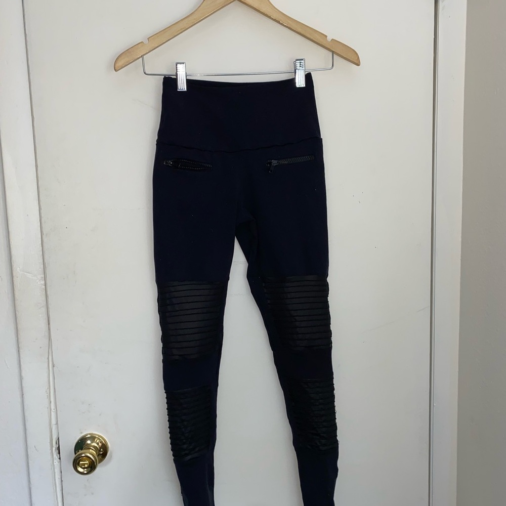 Black High-Waisted Leggings with Zipper Detail